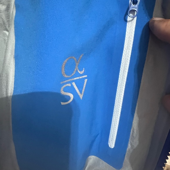 Brand New Men’s Arcteryx Alpha SV in Vitality Blue! I did take the tags off! - Picture 4 of 8